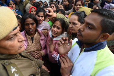 NEW DELHI, INDIA - 29 HAZİRAN 2024: DTC otobüs şerifleri hükümete karşı sloganlar atarak Delhi polisiyle çatıştı ve aynı departmanda, AAP karargahında iş için bir gösteri düzenledi