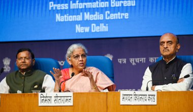 NEW DELHI, INDIA -FEBRUARY 1: FM Nirmala Sitharaman MoS Bhagwat kishanrao karad, MoS Pankaj chaudhary ile birlikte 1 Şubat 2024 tarihinde Yeni Delhi, Hindistan 'da düzenlenen Ulusal Basın Konferansı sırasında. 