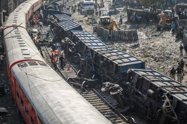 NEW DELHI, Hindistan - 17 Şubat 2024: Patel Nagar-Dayabasti bölümünde raydan çıkan 10 vagon yük treni manzarası. Olay, Cumartesi sabahı Zakhira üstgeçidinde tren geçerken meydana geldi.