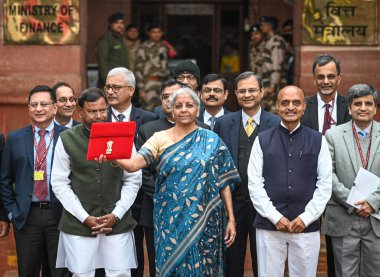 NEW DELHI, INDIA - FEBRUARY 1, 2024: Nirmala Sitharaman, Birlik Maliye Bakanı Bhagwat Karad ve Pankaj Chaudhary MOS Finans Bakanlığı, geçici Bütçe sunumu öncesinde Maliye Bakanlığı 'ndan ayrıldı.