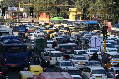 NEW DELHI, INDIA - 18 Şubat 2024: Delhi Polisi, çiftçilerin 18 Şubat 2024 tarihinde Yeni Delhi, Hindistan 'da düzenlediği Delhi Chalo protestosu sonrasında ITO' da trafik sıkışıklığı önleyici bir tedbir olarak barikat koydu.
