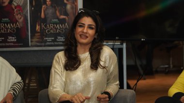 NEW DELHI, INDIA - 2 Şubat 2024: Bollywood oyuncusu Raveena Tandon, HT City ile yaklaşan gerilim dizisi Karmma Calling 'in tanıtımı için verdiği özel röportajda