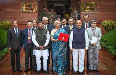 NEW DELHI, INDIA - FEBRUARY 1, 2024: Nirmala Sitharaman, Birlik Maliye Bakanı Bhagwat Karad ve Pankaj Chaudhary MOS Finans Bakanlığı, geçici Bütçe sunumu öncesinde Maliye Bakanlığı 'ndan ayrıldı.