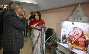 NEW DELHI, INDIA - 8 Şubat 2024: Delhi Belediye Başkanı Shelly Oberoi, (C) MCD Genel Başkanı Mukesh Goyal, (L) Delhi Belediye Başkan Yardımcısı Aaley Mohammad Iqbal (R) Delhi MCD Bütçesini geçtikten sonra basın mensuplarına seslendi.