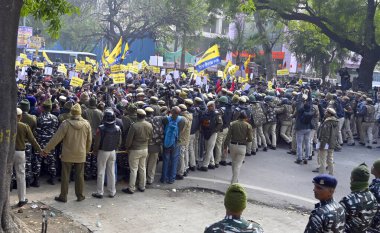 NEW DELHI, INDIA - 2 Şubat 2024 tarihinde Yeni Delhi, Hindistan 'da bulunan BJP ofisi yakınlarındaki DDU Marg' da Chandigarh belediye başkanlığı seçimlerine hile karıştırdıkları iddiasıyla BJP 'yi protesto sırasında polis AAP destekçilerini durdurdu. 