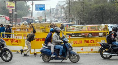 NEW DELHI, INDIA - 13 Şubat 2024: Delhi Polis ve Güvenlik görevlileri 13 Şubat 2024 tarihinde çiftçilerin Delhi 'ye çağrısı öncesinde Singhu Sınır Delhi-Haryana Sınırı' nda güvenlik düzenlemeleri hazırlıyorlar.