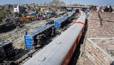 NEW DELHI, Hindistan - 17 Şubat 2024: Patel Nagar-Dayabasti bölümünde raydan çıkan 10 vagon yük treni manzarası. Olay, Cumartesi sabahı Zakhira üstgeçidinde tren geçerken meydana geldi.