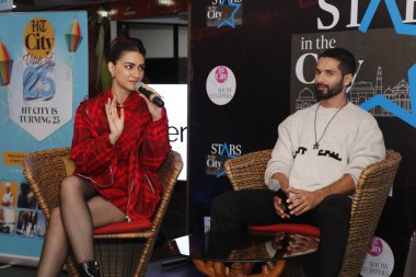 NEW DELHI, INDIA - 1 Şubat 2024: Bollywood aktörleri Shahid Kapoor ve Kriti Sanon, HT City ile yaptıkları özel söyleşide 