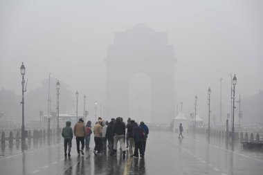 NEW DELHI, INDIA - 31 Ocak: Ziyaretçiler kendilerini Yeni Delhi, Hindistan 'da 31 Ocak 2024 tarihinde Kartavya Yolu' nda ani yağmurdan korudular.