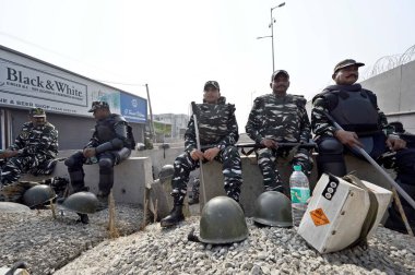 NEW DELHI, INDIA -FEBRUARY 14 Şubat 2024: Çiftçilerin 'Delhi Chalo' yürüyüşü nedeniyle Singhu sınırında görevli güvenlik personeli, 14 Şubat 2024 tarihinde Hindistan 'ın Yeni Delhi kentinde. Çok sayıda polis ve paramiliter personel görevlendirildi..