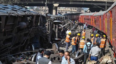 NEW DELHI, Hindistan - 17 Şubat 2024: Patel Nagar-Dayabasti bölümünde raydan çıkan 10 vagon yük treni manzarası. Olay, Cumartesi sabahı Zakhira üstgeçidinde tren geçerken meydana geldi.