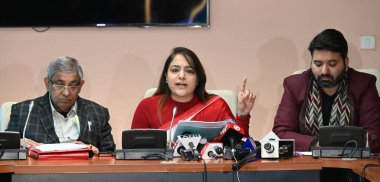 NEW DELHI, INDIA - 8 Şubat 2024: Delhi Belediye Başkanı Shelly Oberoi, (C) MCD Genel Başkanı Mukesh Goyal, (L) Delhi Belediye Başkan Yardımcısı Aaley Mohammad Iqbal (R) Delhi MCD Bütçesini geçtikten sonra basın mensuplarına seslendi.