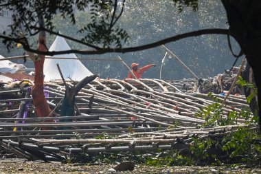 NEW DELHI, INDIA - 17 Şubat 2024: NDRF, Delhi Polisi ve itfaiyesi ile birlikte, JLN Stadyumu 'ndaki geçici bir yapı çöktükten sonra, 17 Şubat 2024' te Hindistan 'ın Yeni Delhi kentinde birçok işçinin yaralanması üzerine kurtarma operasyonları yürüttü..