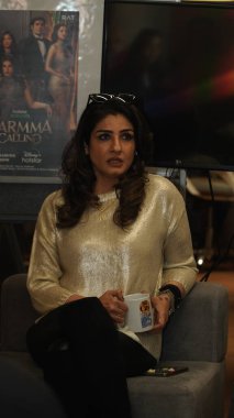 NEW DELHI, INDIA - 2 Şubat 2024: Bollywood oyuncusu Raveena Tandon, HT City ile yaklaşan gerilim dizisi Karmma Calling 'in tanıtımı için verdiği özel röportajda