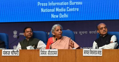 NEW DELHI, INDIA - FEBRUARY 1, 2024: Birlik Maliye Bakanı Nirmala Sitharaman ile MoS Finans Bakanı Pankaj Choudhary, Bhagwat Kthe Karad ve diğer takım üyeleri 1 Şubat 2024 