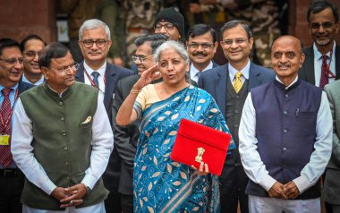 NEW DELHI, INDIA - FEBRUARY 1, 2024: Nirmala Sitharaman, Birlik Maliye Bakanı Bhagwat Karad ve Pankaj Chaudhary MOS Finans Bakanlığı, geçici Bütçe sunumu öncesinde Maliye Bakanlığı 'ndan ayrıldı.