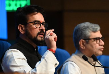 NEW DELHI, INDIA - 29 Şubat 2024: Birlik Enformasyon ve Yayın Bakanı Anurag Singh Thakur ve Birlik Elektronik ve Bilgi Teknolojileri Bakanı Ashwini Vaishnaw, Ulusal Medya Merkezi Kabine Kararı hakkında basına brifing verdi.