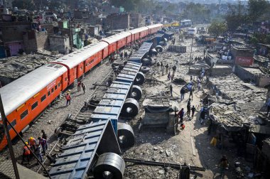 NEW DELHI, Hindistan - 17 Şubat 2024: Patel Nagar-Dayabasti bölümünde raydan çıkan 10 vagon yük treni manzarası. Olay, Cumartesi sabahı Zakhira üstgeçidinde tren geçerken meydana geldi.