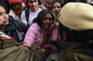 NEW DELHI, INDIA - 29 HAZİRAN 2024: DTC otobüs şerifleri hükümete karşı sloganlar atarak Delhi polisiyle çatıştı ve aynı departmanda, AAP karargahında iş için bir gösteri düzenledi