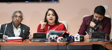 NEW DELHI, INDIA - 8 Şubat 2024: Delhi Belediye Başkanı Shelly Oberoi, (C) MCD Genel Başkanı Mukesh Goyal, (L) Delhi Belediye Başkan Yardımcısı Aaley Mohammad Iqbal (R) Delhi MCD Bütçesini geçtikten sonra basın mensuplarına seslendi.