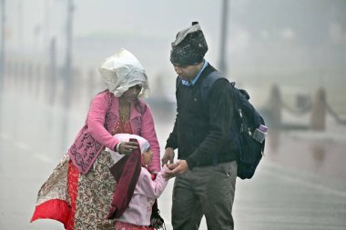 NEW DELHI, INDIA - 31 Ocak: Ziyaretçiler kendilerini Yeni Delhi, Hindistan 'da 31 Ocak 2024 tarihinde Kartavya Yolu' nda ani yağmurdan korudular.