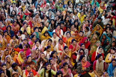 NOIDA, Hindistan - 25 Şubat 2024: Hayranlar, 25 Şubat 2024 tarihinde Noida, Hindistan 'da bulunan ISKCON 33. bölgedeki 10. yıldönümü Brahmotsav tapınağında namaz kılmaya başladılar. 
