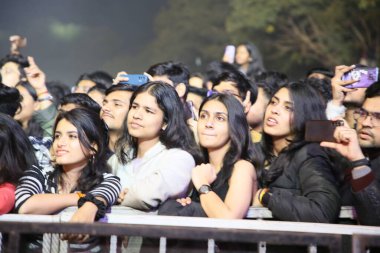 NEW DELHI, INDIA -15 Şubat 2024: Öğrenciler 15 Şubat 2024 'te Yeni Delhi, Hindistan' da Delhi Teknoloji Üniversitesi 'nde Bollywood şarkıcısı Shreya Ghoshal' ın performansının keyfini çıkarıyorlar..