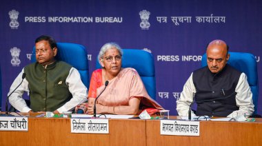NEW DELHI, INDIA -FEBRUARY 1: FM Nirmala Sitharaman MoS Bhagwat kishanrao karad, MoS Pankaj chaudhary ile birlikte 1 Şubat 2024 tarihinde Yeni Delhi, Hindistan 'da düzenlenen Ulusal Basın Konferansı sırasında. 