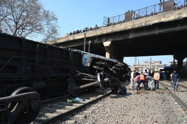 NEW DELHI, INDIA -17 Şubat: 10 vagon mal treninin görüntüsü 17 Şubat 2024 tarihinde Yeni Delhi, Hindistan 'da Patel Nagar-Dayabasti bölümünde raydan çıktı. Olay, tren Zakhira köprüsünün altından geçerken oldu. 