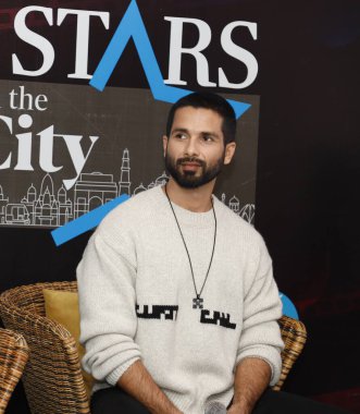 NEW DELHI, INDIA - 1 Şubat 2024: Bollywood aktörleri Shahid Kapoor ve Kriti Sanon, HT City ile yaptıkları özel söyleşide 