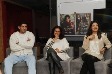 NEW DELHI, INDIA - FEBRUARY 2, 2024: Bollywood yönetmeni Ruchi Narain (C), oyuncular Raveena Tandon (R) ve Varun Sood, HT City ile yaklaşan gerilim dizisi Karmma Calling 'in tanıtımı için yaptıkları özel röportajda 