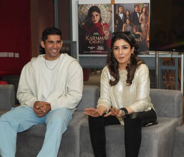 NEW DELHI, INDIA - 2 Şubat 2024: Bollywood oyuncusu Varun Sood ve aktris Raveena Tandon, HT City ile yaklaşan gerilim dizisi Karmma Calling 'in tanıtımı için yaptıkları özel röportajda  