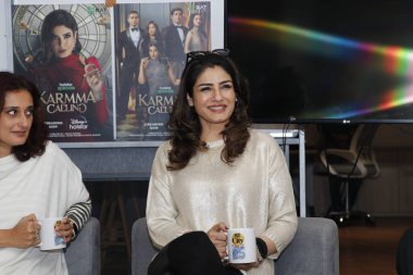 NEW DELHI, INDIA - 2 Şubat 2024: Bollywood yönetmeni Ruchi Narain ve aktris Raveena Tandon (R), HT City ile yaklaşan gerilim dizisi Karmma Calling 'in tanıtımı için yaptıkları özel röportajda 