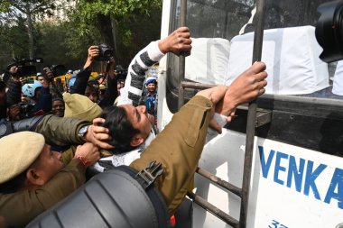 NEW DELHI, INDIA - FEBRUARY 2, 2024: Delhi polisi, Chandigarh belediye başkanlığı seçimlerinde hile yaptıkları gerekçesiyle BJP 'yi protesto eden Delhi Arvind Kejriwal ve Punjab CM, Sardar Bhagwant Mann' ın genel başkanı sırasında AAP eylemcisini küçük düşürdü.