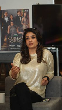 NEW DELHI, INDIA - 2 Şubat 2024: Bollywood oyuncusu Raveena Tandon, HT City ile yaklaşan gerilim dizisi Karmma Calling 'in tanıtımı için verdiği özel röportajda