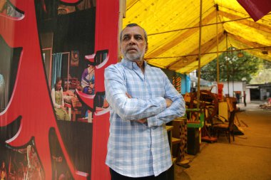 NEW DELHI, INDIA - 21 Şubat 2024: Ulusal Drama Okulu (NSD) başkanı ve Bollywood oyuncusu Paresh Rawal, Ulusal Drama Okulu 'nda HT CIty ile özel bir röportaj sırasında poz verdi