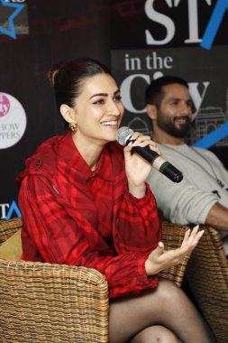 NEW DELHI, INDIA - 1 Şubat 2024: Bollywood aktörleri Shahid Kapoor ve Kriti Sanon, HT City ile yaptıkları özel söyleşide 