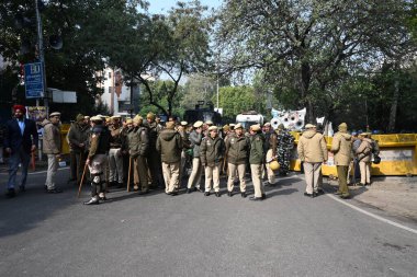 NEW DELHI, INDIA - 2 FEBRUARY 2024: Delhi Arvind Kejriwal, ve Punjab CM başkanı Sardar Bhagwant Mann, BJP 'deki Chandigarh belediye başkanlığı seçimlerinde hile yaptıkları için BJP' ye karşı bir protesto başlattılar..