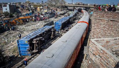 NEW DELHI, Hindistan - 17 Şubat 2024: Patel Nagar-Dayabasti bölümünde raydan çıkan 10 vagon yük treni manzarası. Olay, Cumartesi sabahı Zakhira üstgeçidinde tren geçerken meydana geldi.