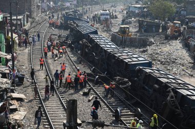 NEW DELHI, INDIA -17 Şubat: 10 vagon mal treninin görüntüsü 17 Şubat 2024 tarihinde Yeni Delhi, Hindistan 'da Patel Nagar-Dayabasti bölümünde raydan çıktı. Olay, tren Zakhira köprüsünün altından geçerken oldu. 