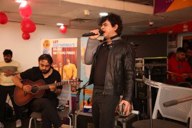 NEW DELHI, INDIA -FEBRUARY 16, 2024: Euphoria Band kurucusu ve baş vokalisti Palash Sen, HT Citys 'in 25. yaş günü kutlamasında sahne aldı