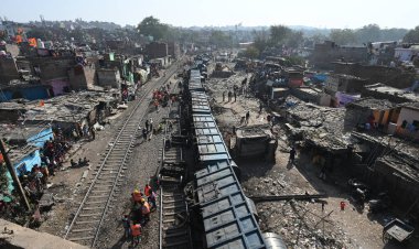 NEW DELHI, INDIA -17 Şubat: 10 vagon mal treninin görüntüsü 17 Şubat 2024 tarihinde Yeni Delhi, Hindistan 'da Patel Nagar-Dayabasti bölümünde raydan çıktı. Olay, tren Zakhira köprüsünün altından geçerken oldu. 