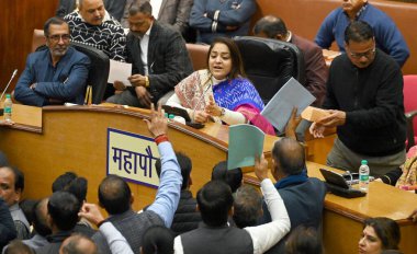 NEW DELHI, INDIA - 7 FEBRUARY: Shyama Prasad 'da düzenlenen gözden geçirilmiş Bütçe Özel Toplantısı sırasında Delhi Belediye Başkanı Shelly Oberoi' nin önünde protesto gösterisi 