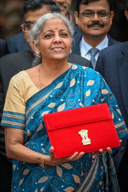 NEW DELHI, INDIA - FEBRUARY 1, 2024: Nirmala Sitharaman, Birlik Maliye Bakanı Bhagwat Karad ve Pankaj Chaudhary MOS Finans Bakanlığı, geçici Bütçe sunumu öncesinde Maliye Bakanlığı 'ndan ayrıldı.