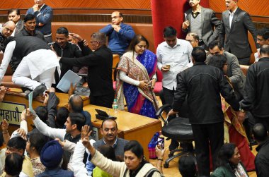 NEW DELHI, INDIA - 7 FEBRUARY: Shyama Prasad 'da düzenlenen gözden geçirilmiş Bütçe Özel Toplantısı sırasında Delhi Belediye Başkanı Shelly Oberoi' nin önünde protesto gösterisi 