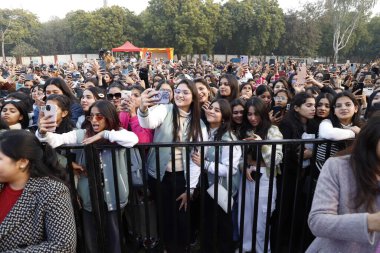NEW DELHI, INDIA - FEBRUARY 2 2024: Bollywood çalma sanatçısı Muhammed Irfan 'ın üç günlük festivalin son günü Janki Devi Memorial College 24' teki yıldız performansına yaklaşık 3 bin öğrenci katıldı