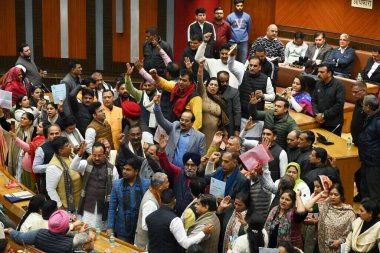 NEW DELHI, INDIA - 7 FEBRUARY: Shyama Prasad 'da düzenlenen gözden geçirilmiş Bütçe Özel Toplantısı sırasında Delhi Belediye Başkanı Shelly Oberoi' nin önünde protesto gösterisi 