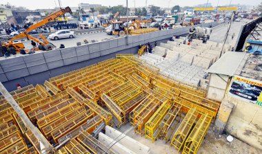 NEW DELHI, INDIA - 13 Şubat 2024: Delhi Polis ve Güvenlik görevlileri 13 Şubat 2024 tarihinde çiftçilerin Delhi 'ye çağrısı öncesinde Singhu Sınır Delhi-Haryana Sınırı' nda güvenlik düzenlemeleri hazırlıyorlar.