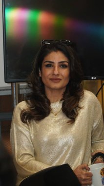 NEW DELHI, INDIA - 2 Şubat 2024: Bollywood oyuncusu Raveena Tandon, HT City ile yaklaşan gerilim dizisi Karmma Calling 'in tanıtımı için verdiği özel röportajda