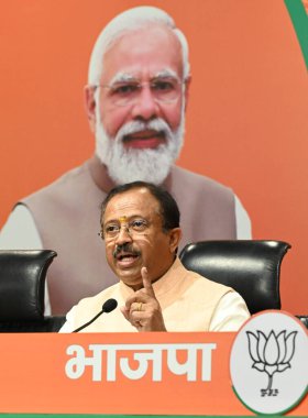 NEW DELHI, INDIA - FEBRUARY 7, 2024: Birlik Bakanı V. Muraleedharan, Rajeev Chandrasekhar & Prakash Javadekar 7 Şubat 2024 tarihinde Hindistan 'ın Yeni Delhi kentinde düzenlenen basın toplantısında ortak bir konuşma yaptı. BJP lideri Prakash Javadekar.